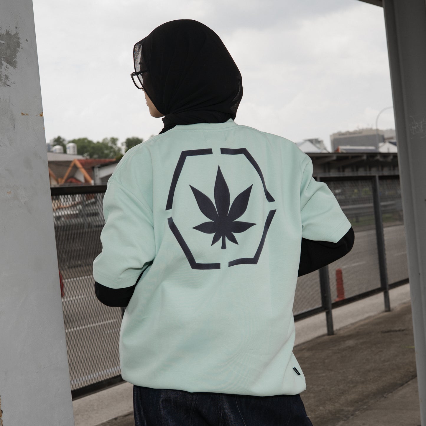 เสื้อยืดลายหกเหลี่ยมเจเนติก สีทิฟฟานี | Colours : Genetic Hexagon Tee Tiffany