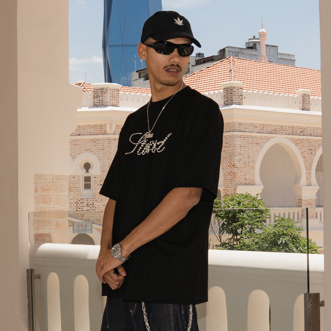 มุกเล่นหาง | Blessed26 : Cursive Pearl Logo Tee Black