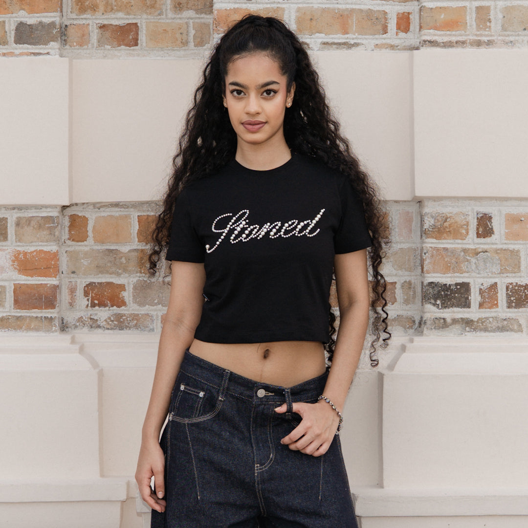 เสื้อครอปประดับมุก | Blessed26 : Cursive Pearl Crop Top Black