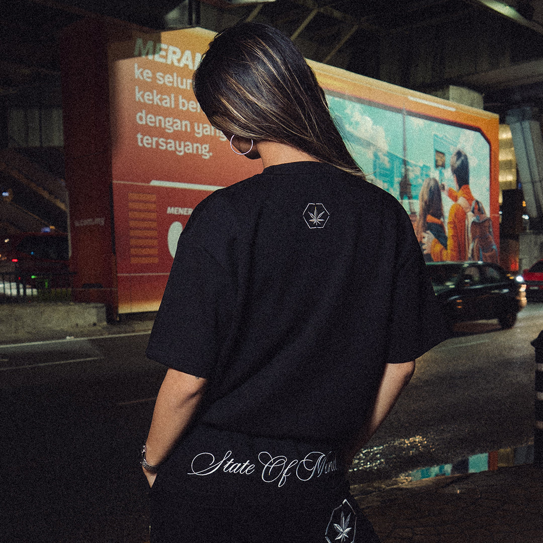 เสื้อยืด Conspiracy ประดับ Rhinestone สีดำ | ATC : Conspiracy Rhinestone Tee Black