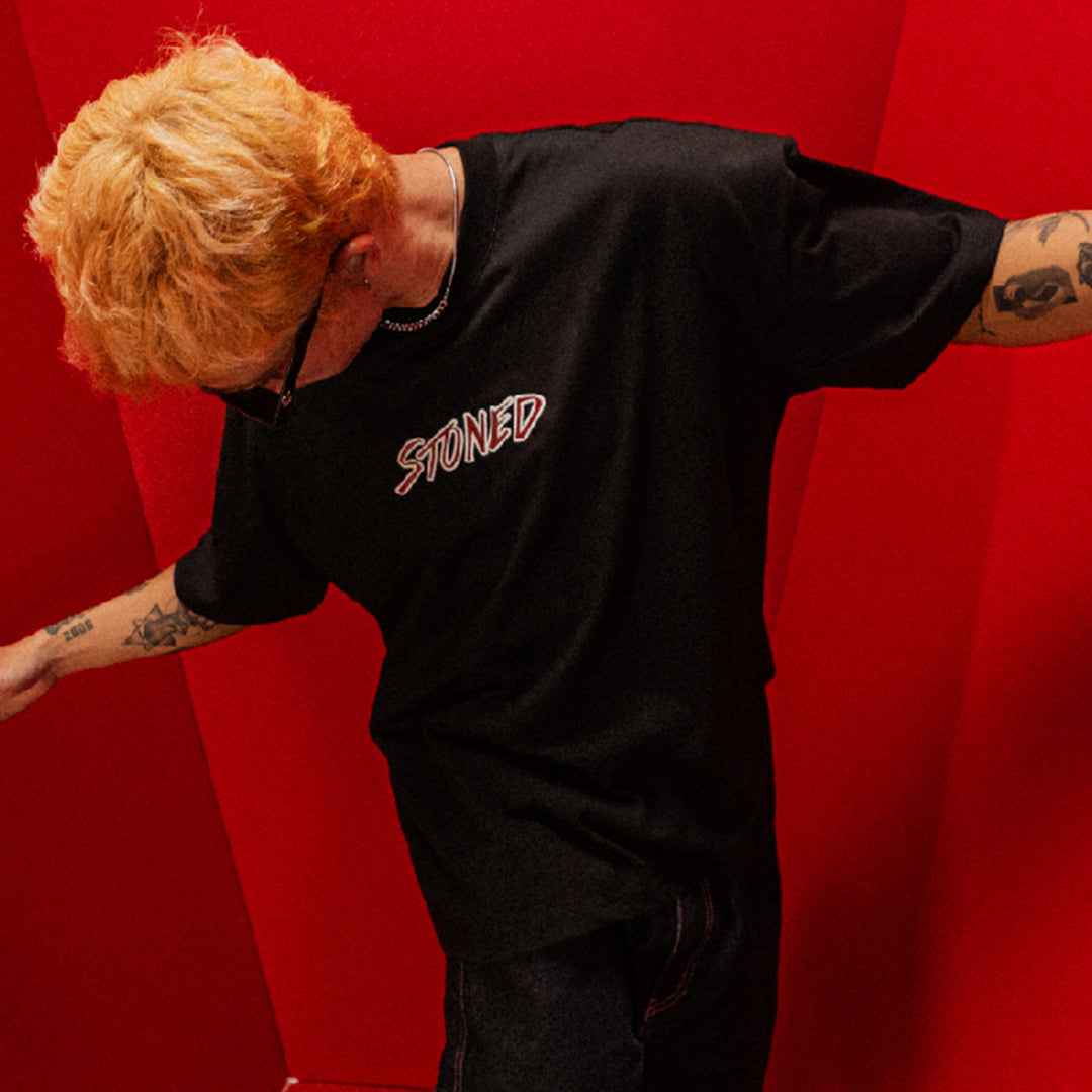 เสื้อยืดลายใบเมเปิลหนัง สีดำ | Dark Horse : Leather Maple Tee Black
