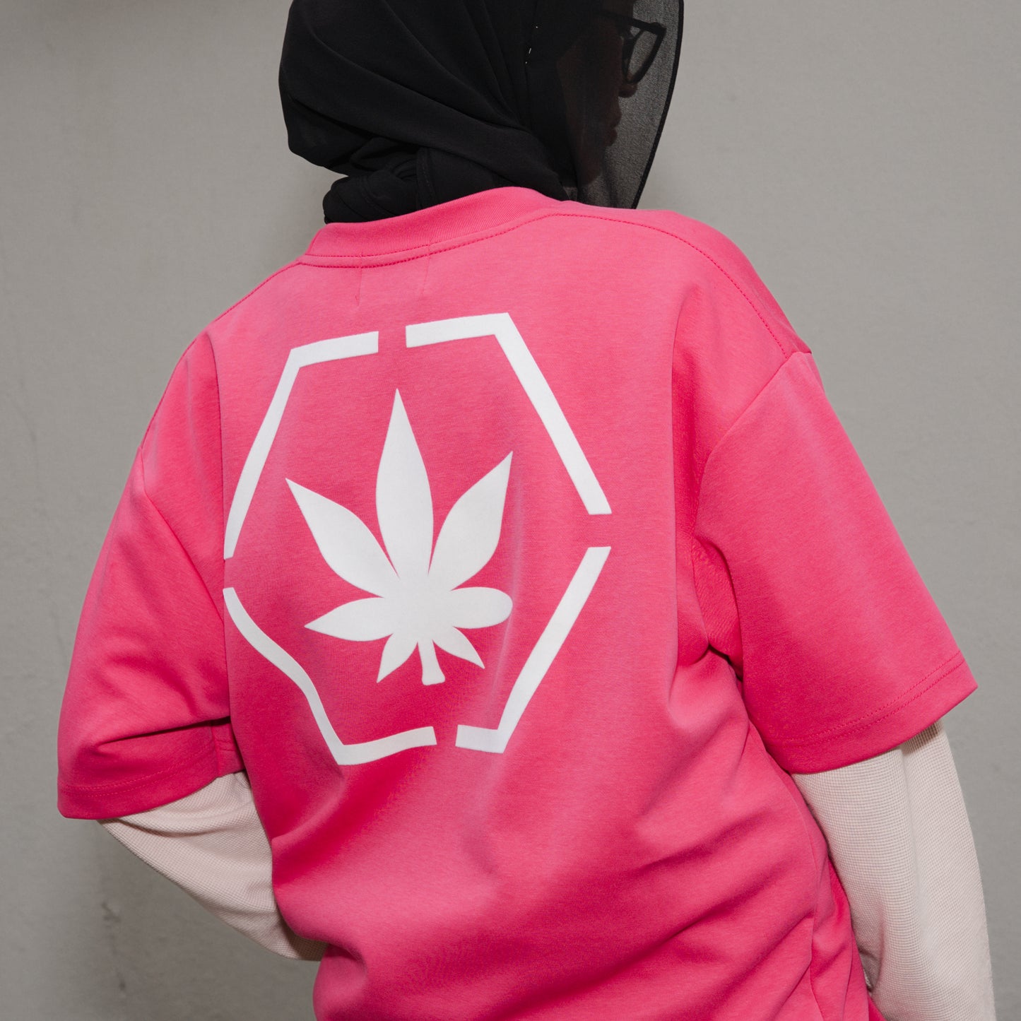 เสื้อยืดลายหกเหลี่ยมเจเนติก สีชมพูสะท้อนแสง | Colours : Genetic Hexagon Tee Neon Pink