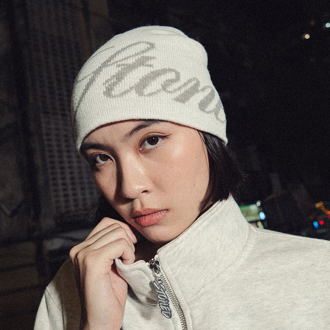 หมวกบีนนี่ Cursive สีขาว | ATC : Cursive Beanie White